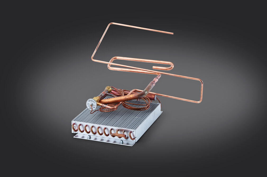 Innenansicht eines Klimageräts mit sichtbaren Komponenten