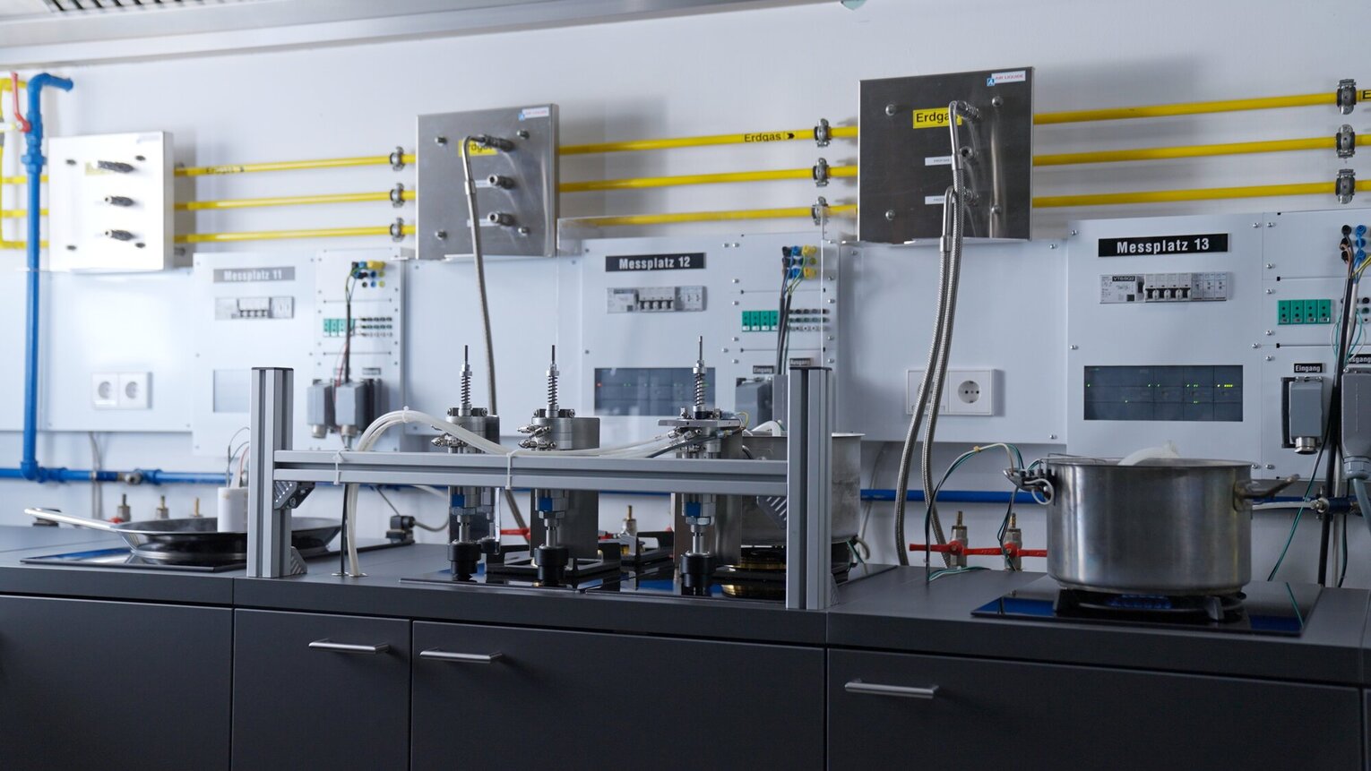 Messplatz zur Qualitätsprüfung mit Messgeräten und Prüfteilen