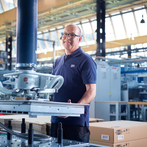 Bedienung einer Verpackungsmaschine durch Mitarbeiter