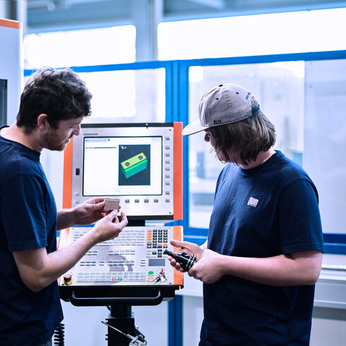 Lehrlingsausbilder erklärt technische Aufgabe