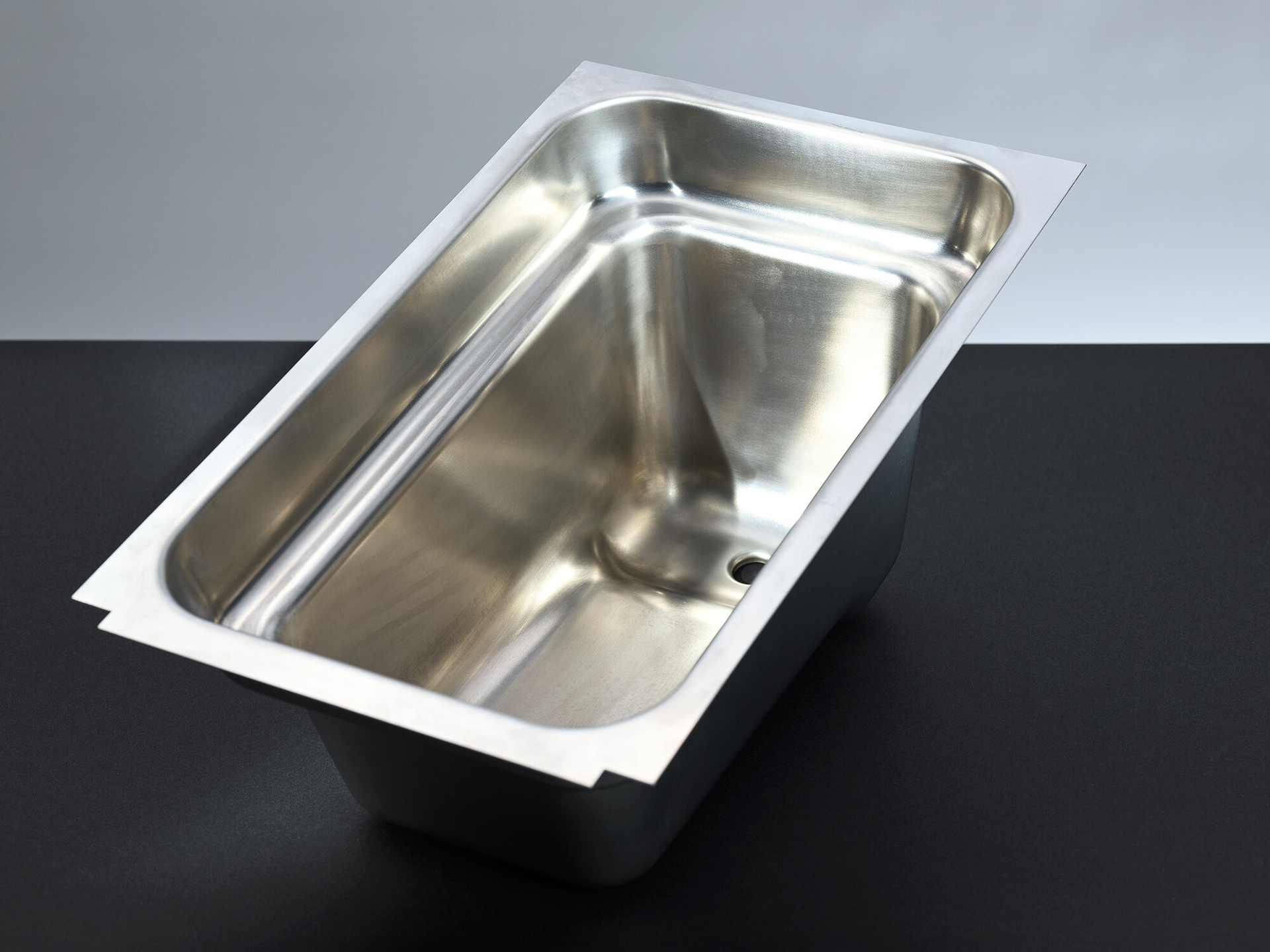 Formstabile Blechwanne aus Edelstahl, gefertigt im Tiefziehverfahren