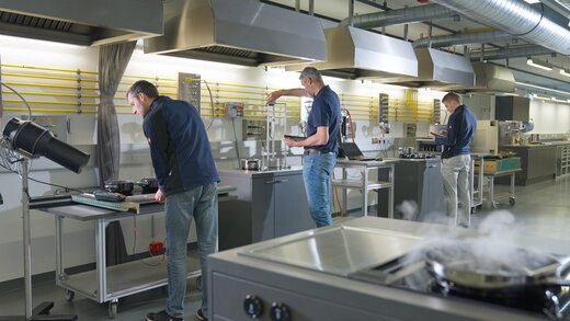 Mitarbeiter bei der Qualitätssicherung –  Prüfung von Geräten und Bauteilen