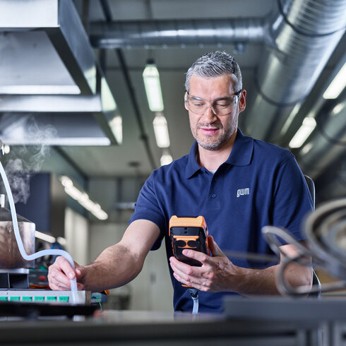 Mitarbeiter bei der Prüfung von Geräten