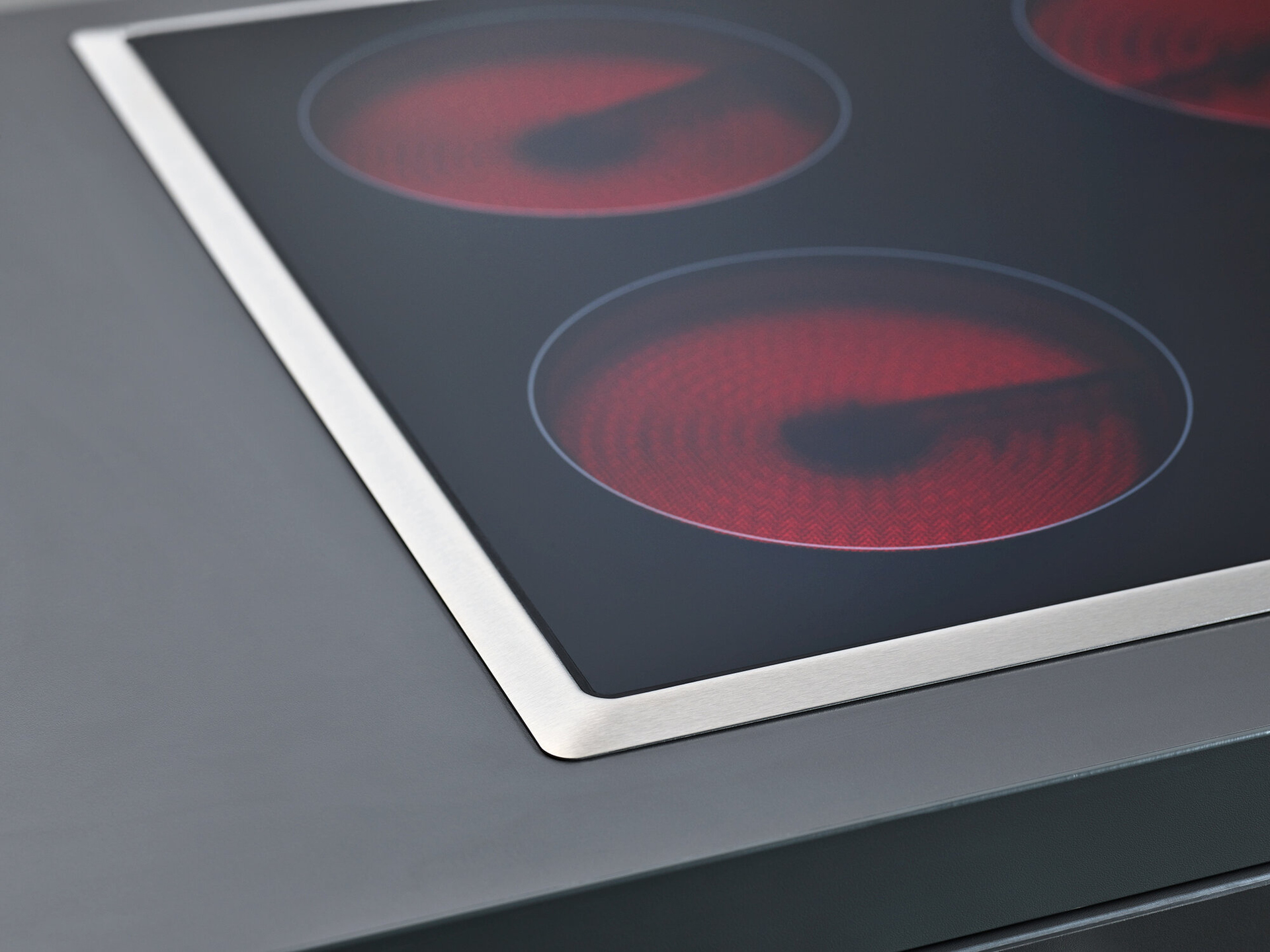 Kochfeld mit geschliffenem Edelstahlrahmen