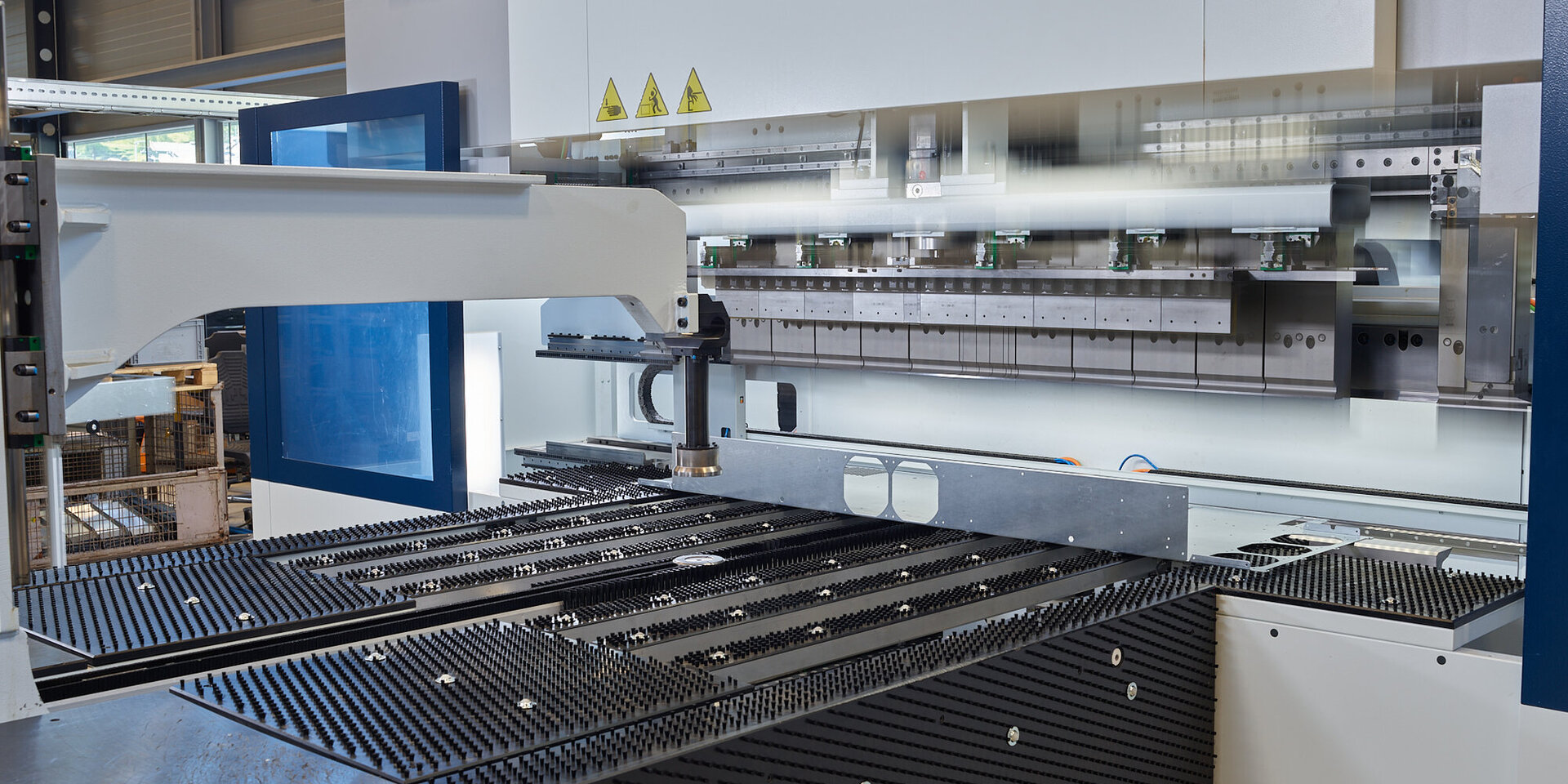 Präzise Blechbearbeitung mit Schwenkbiegetechnik