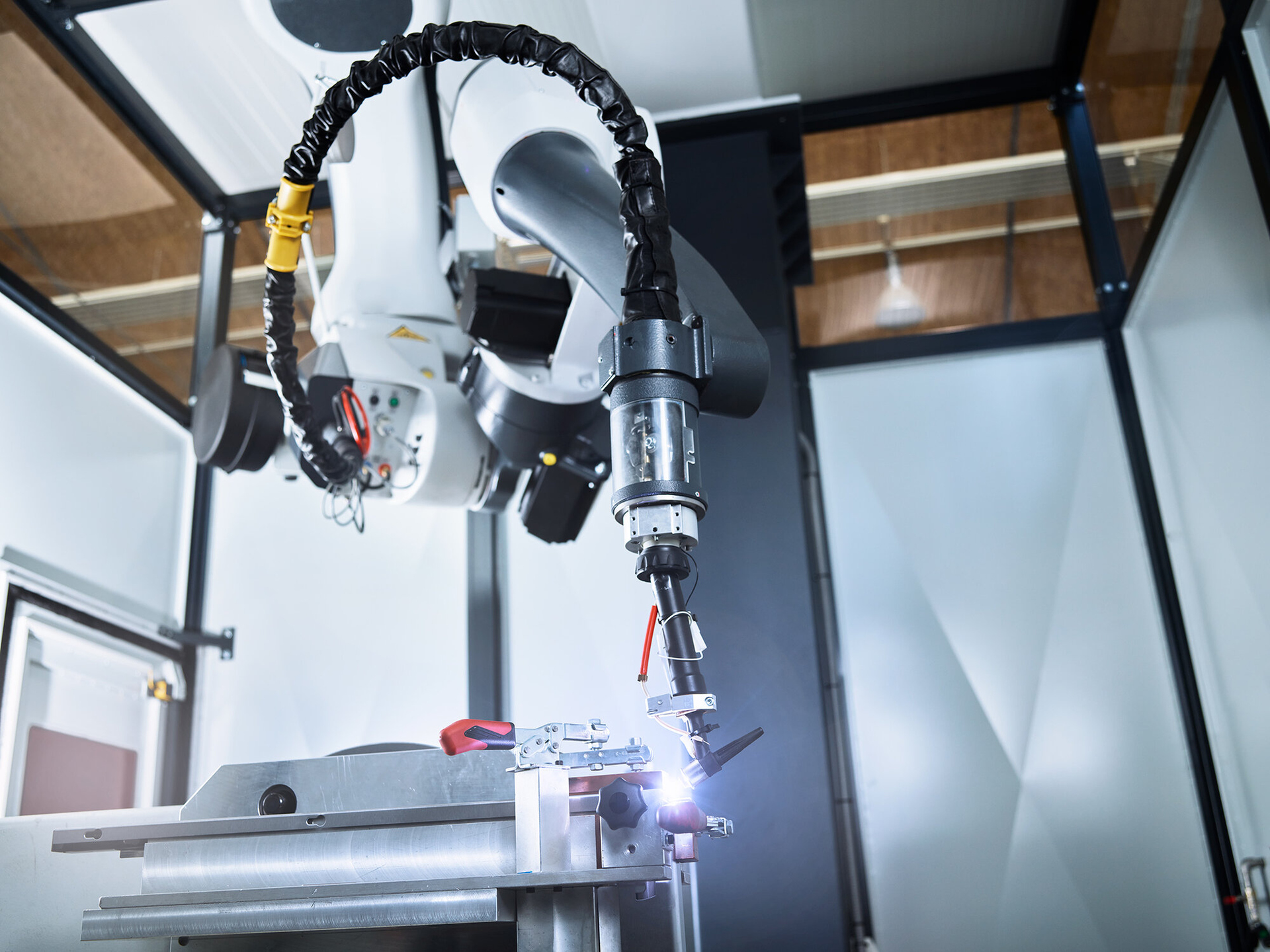 Robotergeführte Schweißmaschine beim Schweißen von Bauteilen