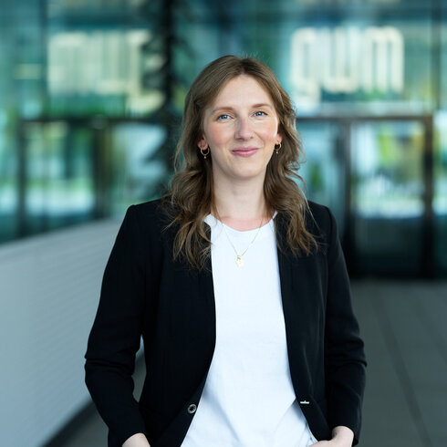 Mitarbeiterin vor dem Eingang von Gerätewerk Matrei