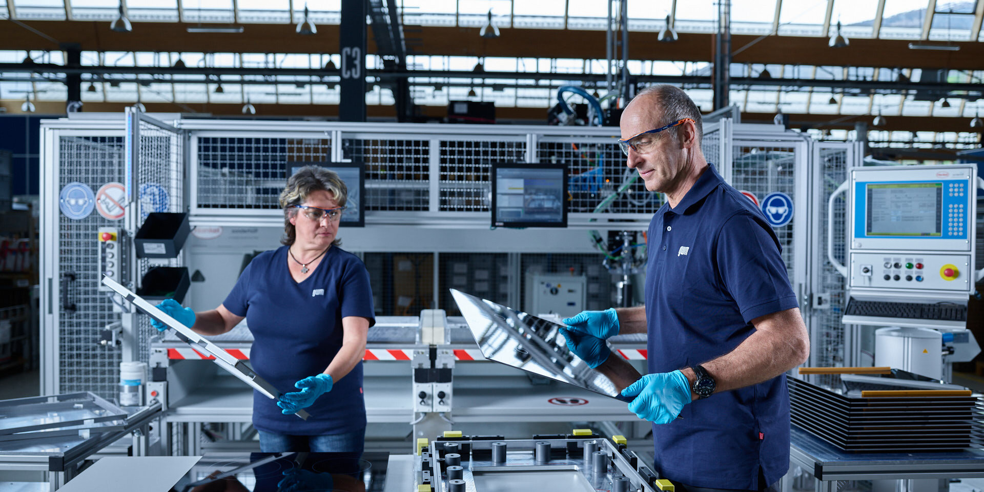 Mitarbeiter bei der manuellen Verklebung von Metallteilen 