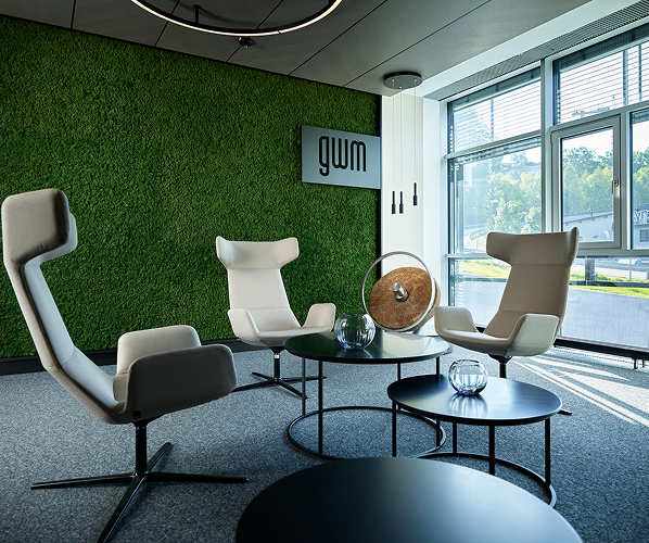 Wartebereich mit Mooswand, Metallkunst und Designermöbel