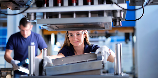 Maschine für Stanzen, Pressen, Tiefziehen und Rohrbiegen 