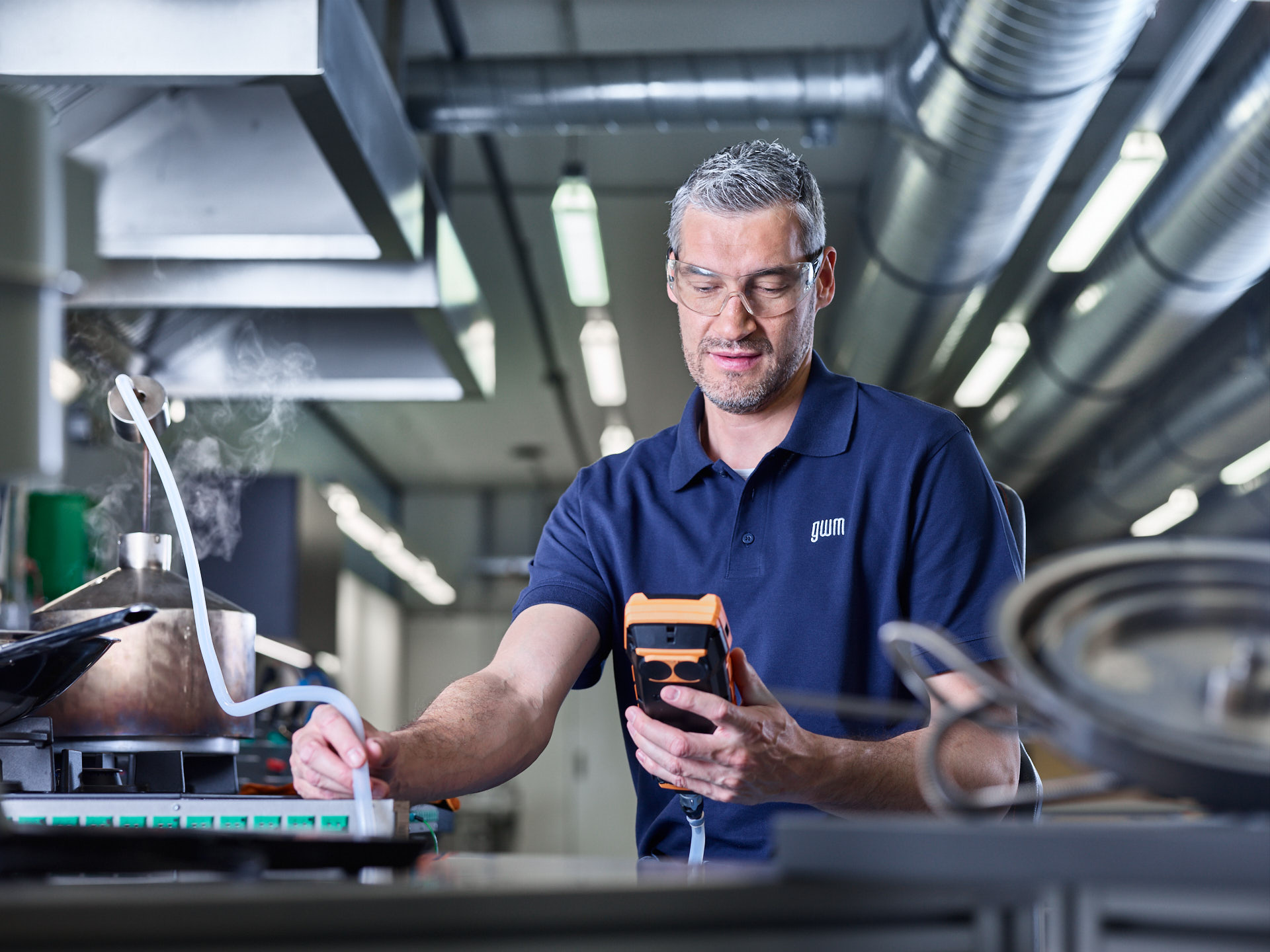 Mitarbeiter bei der Prüfung von Geräten